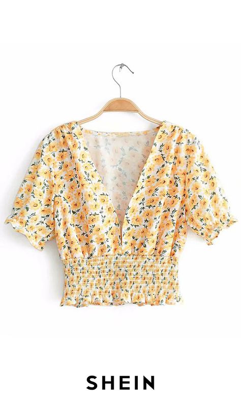 HIGHLIGHTING I picked this shirt to show highlighting because of the low cleavage. When someone wears this shirt, it will highlight their cleavage. Short Shirt, T Shirts Women, Ditsy Floral Print, Printed T Shirts, Floral Short, Ditsy Floral, Boho Tops, Shirt Women, Passion For Fashion