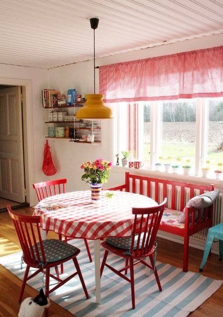 Red White Decor, Red And White Kitchen, Red Chairs, Farmhouse Kitchen Island, Red Cottage, Casa Vintage, Cottage Kitchens, 아파트 인테리어, Kitchen Island Design