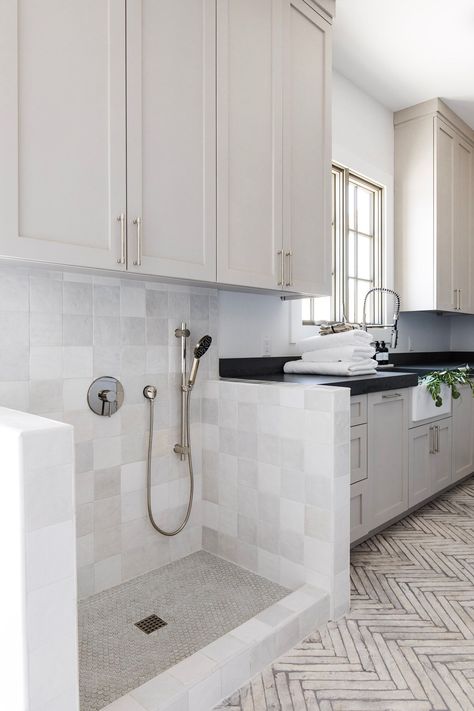 laundry room with dog bath station Laundry Room/mud Room, Dog Washing Station, Desain Pantry, Dream Laundry Room, Mudroom Laundry Room, Laundry Room Layouts, Laundry Room Renovation, Laundry Design, Laundry Room Inspiration