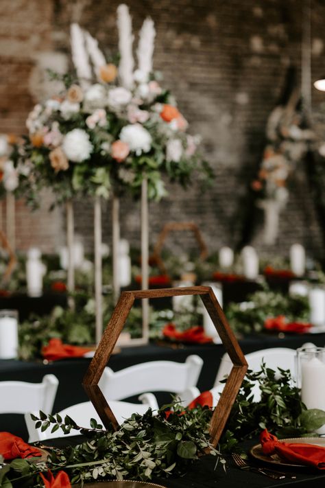 Sparkle Wedding Theme, Hexagon Centerpiece, Boho Centerpiece, Wooden Centerpieces, Wood Hexagon, Wedding August, Wood Centerpieces, Sparkle Wedding, Secret Boards