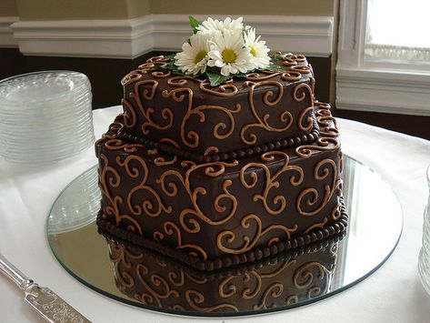 Double the Yum With Double-Layer Groom’s Cake — Cheryl Barker |  Mother of the Bride Blog | Creative Commons Flickr photo by prettydaisies Chocolate Anniversary Cake, Grooms Cake Ideas, Chocolate Grooms Cake, Double Layer Cake, Chocolate Cake Designs, Cakes Chocolate, Yoghurt Cake, Random Designs, Chocolate Wedding