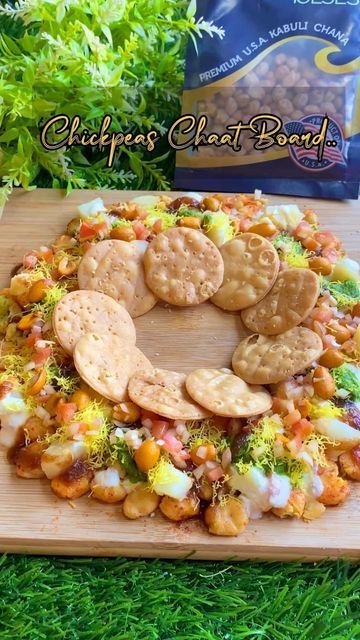 Papdi Chaat Serving Ideas, Indian Chat Board, Chaat Cuterie Board, Indian Chaat Board, Chaat Party Ideas, Indian Chaat Charcuterie Board, Diwali Charcuterie Board, Chaat Party Decoration, Chat Platter