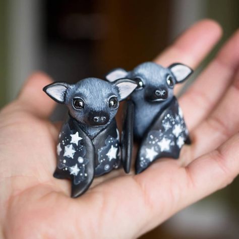 :: Crafty :: Clay ☾☾ Halloween ☾☾ Just a couple of bats. They're buddies. #bats #cutebat #batfigurine #instabat Polymer Clay Bat Tutorial, Polymer Clay Bats, Sculpey Clay Ideas Projects, Polymer Clay Bat, Clay Bat, Halloween Hay Bales, Bat Art, Halloween Clay, Sculpey Clay