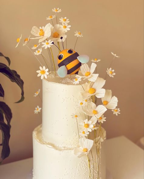 #beecake Meadow Cake, Exploding Cake, Maket Pasta, Fairy Theme Birthday Party, Bee Birthday Theme, Bee Birthday Cake, Nature Cake, Cake Pretty, Bee Cake