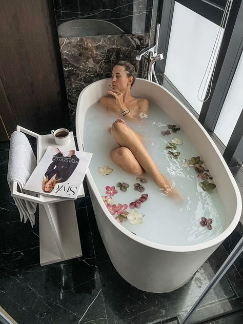 Milk Bath With Flowers, Cleopatra Bath, Bath With Flowers, Hotel Content, Bath Milk, Bath Aesthetic, Hotel Flowers, Bath Photography, Bathroom Hotel