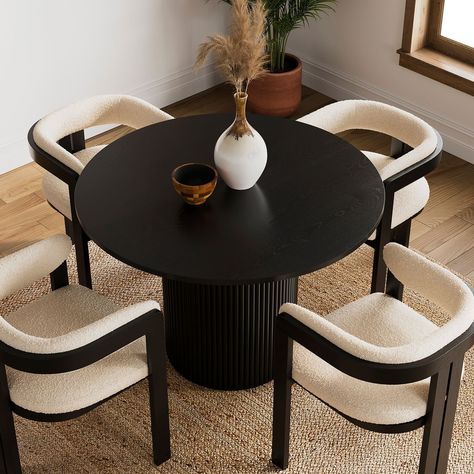 Small Dining Area Ideas, Classy Dining Table, Modern Kitchen Table And Chairs, 4 Seater Round Dining Table, Round Black Dining Table, Apartment Dining Area, Interior Dining Room, Apartment Table, Round Dinner Table