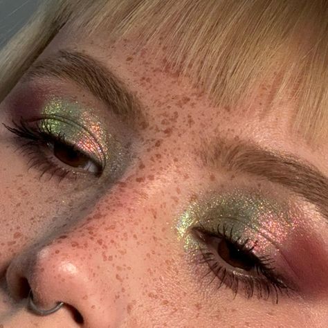 👀 @thepastelrosesuk Dragonfy + Lucky Charm 👀 @tomfordbeauty Rose Tease #thepastelrosesuk #thepastelroses #multichromeeyeshadow #creativemakeup #brightmakeup #sparklymakeup Colourful Makeup, Cool Makeup, Charming Aesthetic, Funky Makeup, Sparkly Makeup, Dream Makeup, Swag Makeup, Ethereal Makeup, Fairy Makeup