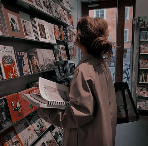 Library Aesthetic, Fotografi Vintage, Artist Aesthetic, Dark Academia Aesthetic, + Core + Aesthetic, Academia Aesthetic, Light Academia, Brown Aesthetic, Aesthetic Images