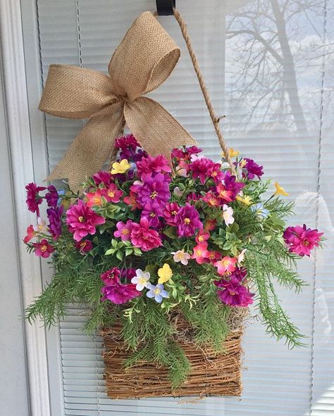 Door Baskets, Hannah Ideas, Pocket Ideas, Front Door Baskets, Vasos Vintage, Spring Front Door, Spring Door Hanger, Front Door Hanger, Spring Basket