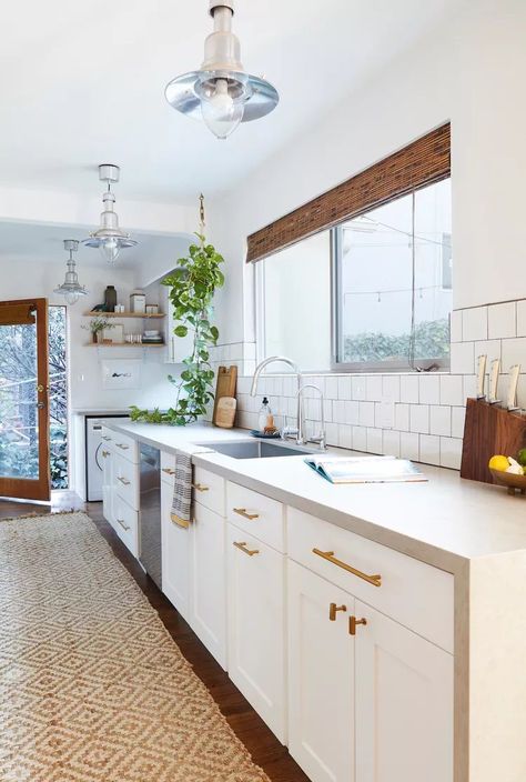 23 Long Kitchen Ideas to Make the Most of a Narrow Space Waterfall Countertop, Long Kitchen, Galley Kitchens, Instagram Kitchen, Subway Tile Kitchen, Kitchen Renovations, Big Kitchen, Classic Kitchen, Emily Henderson