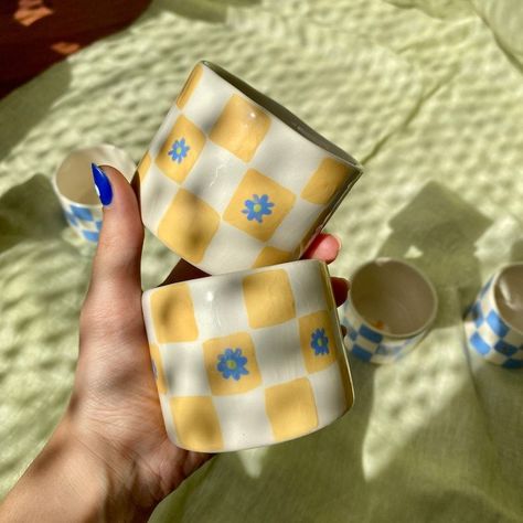 Pottery Painting Ideas Checkered, Paint Your Own Pottery Ideas Simple, Ceramics Painting Mug, Checkered Ceramic Mug, Pottery Painting Checkered, Checkered Pottery Painting, Color Me Mine Designs, Boho Pottery Painting, Painting Ceramic Mugs