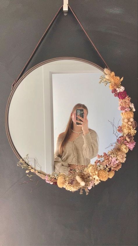 Mirror decor ideas Flower Frame Mirror Diy, Flower Decorated Mirror Diy, Flowers Around A Mirror, Dried Flower Mirror Diy, Mirror Decor Flowers, Pressed Flower Mirror, Mirror Decorated With Flowers, Floral Mirror Decor, Mirror With Dried Flowers