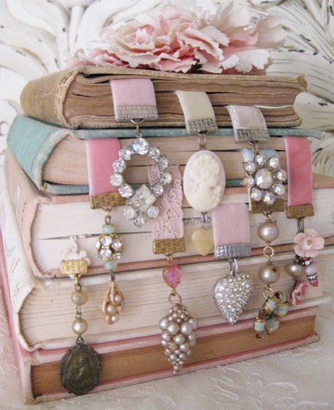 Papaver Rhoeas, Free Crafts, Decoration Shabby, Decor Shabby Chic, Vintage Jewelry Crafts, Pastel Decor, Spring Pastels, Book Markers, How To Make Bookmarks