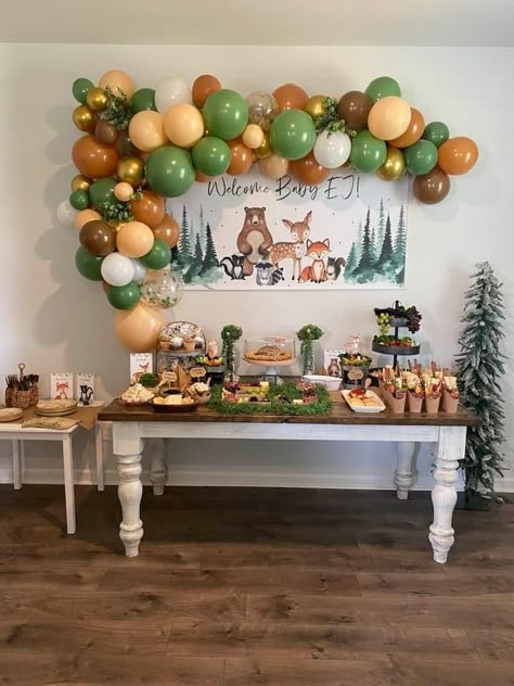 Woodland Animal Shower Ideas, Woodland Sweet Table, Woodland Cake Baby Shower Boy, Woodland Baby Shower Dessert Table, Woodland Theme Dessert Table, Outdoorsy Baby Shower Ideas, Forest Baby Shower Food, Forest Theme Baby Shower Ideas, Wilderness Baby Shower Ideas