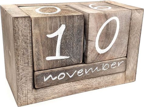 Eeuwig durende naturel houten blok kalender met 2 houten blokken met cijfers en drie kleine balkjes met de maanden van het jaar. Afmeting: ca. 16 x 10 x 8 cm. Flip Clock, Wood Signs, Woodworking, Clock, Cricut, Wood, 10 Things, Furniture, Home Decor