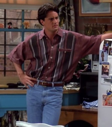 Chandler Bing from Friends Chandler Bing Season 1 Aesthetic, Chandler Bing Season 1 Hair, Chandler Bing Season 1 Outfits, Season 1 Chandler Bing, Ross Friends Outfits, Chandler Bing Long Hair, Chandler Friends Outfits, 90s Chandler Bing, Chandler Bing Season 1