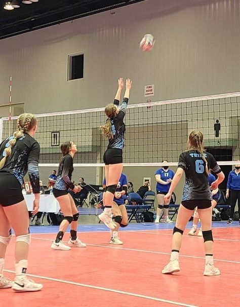 Volleyball Motivation, Volleyball Photography, Volleyball Wallpaper, Volleyball Photos, Volleyball Inspiration, Volleyball Tips, Play Volleyball, Volleyball Pictures, Sports Aesthetic