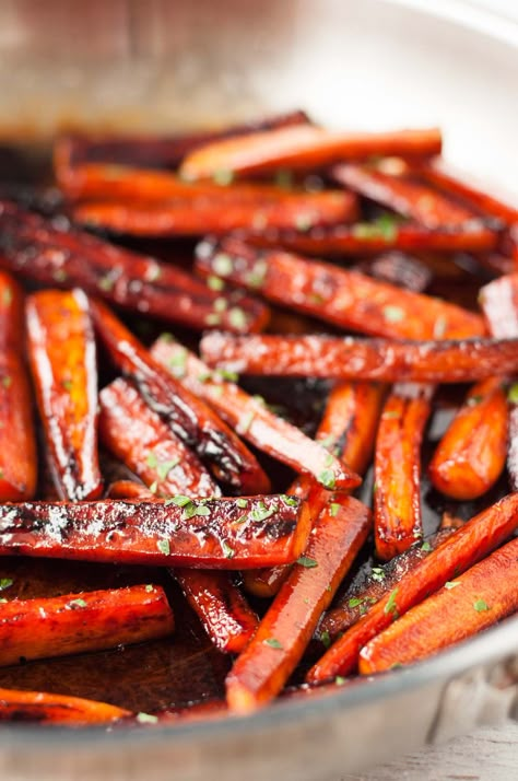 Stovetop Glazed Carrots - looks and tastes roasted, but they're made on the stove! Great for holiday feasts when the oven is otherwise occupied. Stovetop Carrots, Glazed Carrots Recipe, Best Mac N Cheese Recipe, Turkey Breast Recipe, Recipetin Eats, Cooked Carrots, Glazed Carrots, Carrot Recipes, Roasted Carrots