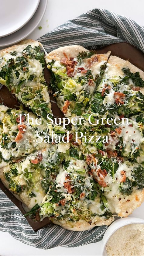 Green Pepper Pizza, Pepper Pizza, Green Pizza, Salad Pizza, Cheese Crust Pizza, Pizza Ingredients, Cheese Topping, Green Pepper, Super Greens