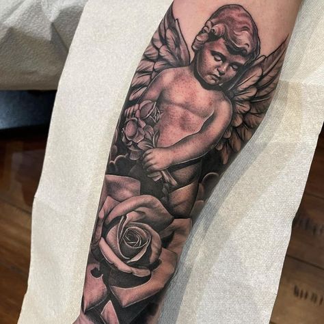 Angel And Roses Tattoo Design, Angel With Roses Tattoo, Angel And Rose Tattoo, Angel Rose Tattoo, Angel Tattoo For Women, Rosé Angel, Shade Roses, Rose Tattoos For Men, Tattoo Board