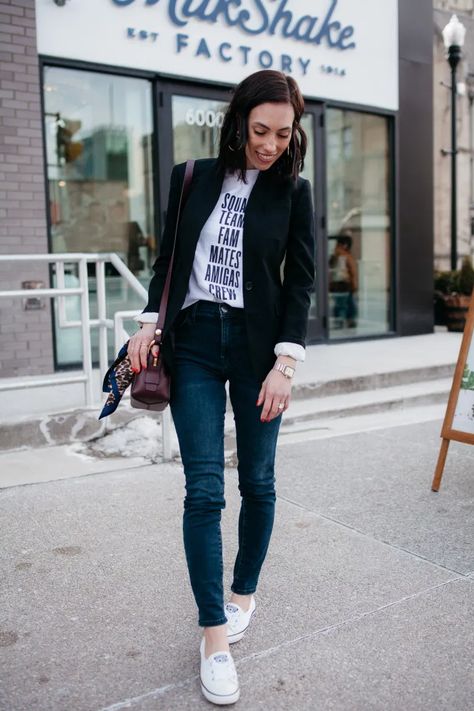 Blazer And Tee Shirt Outfit Women, T Shirt And Blazer Outfit Woman, T Shirt Blazer Outfit, Blazer Tshirt Outfits For Women, Tshirt Blazer Outfit, Blazer With Tshirt, Blazer And Tshirt, Styling A Blazer, Blazers Sneakers