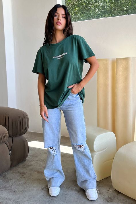 A basic babe you need! Offering short sleeves, a round neckline, a 'THATSSOFETCH' logo at the front and a relaxed fit. Match her with denim jeans, white sneaks and some cool sunnies. FABRICATION: 85% Cotton / 15% polyester SIZING: Crystal's height is 162cm and wears a size AU6/US2 Jean And T Shirt Outfit, Jeans And A T Shirt Outfit, Green T Shirt Outfit Casual Women, Jeans With Green Top, T Shirt With Jeans Outfits, Oversized Tee Outfit Jeans, Jean And Tshirt Outfits, Women’s Streetwear Fashion, Cool Day Outfit