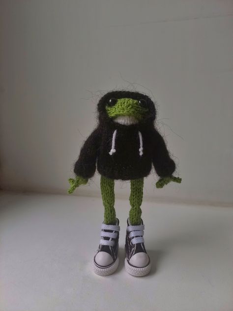 Thrift Flip Ideas, Knitted Frog, Frog Doll, Crochet Frog, Kawaii Crochet, Handbag Pattern, Knitted Animals, Crochet Fashion Patterns, Diy Crafts To Do