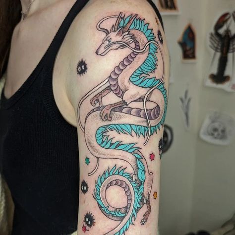 Color tattoo of haku and soot sprites on upper arm Haku Tattoo, Tatuaje Studio Ghibli, Studio Ghibli Tattoo, Ghibli Tattoo, Chihiro Y Haku, Dragon Sleeve Tattoos, Dragon Tattoo Designs, Women's Tattoo, Simplistic Tattoos