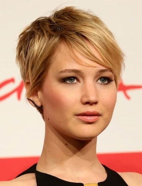 35 Ideal Pixie Cuts for Women with Round Face [2019] Jennifer Lawrence Pixie, Trendy We Fryzurach, Pixie Cut Styles, Easy Hairstyles For Thick Hair, Thick Wavy Hair, Tousled Hair, Blonde Pixie Cuts, Round Face Haircuts, Penteado Cabelo Curto