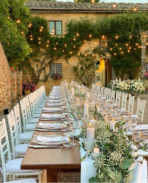 Dreamy Italian Wedding, Italian Wedding Flowers Centerpieces, Italian Romance Wedding, Italian Garden Theme Wedding, Tuscan Wedding Centerpieces, Small Tuscan Wedding, Italian Countryside Wedding Theme, Wedding Venue Ideas Simple, Tuscan Wedding Florals