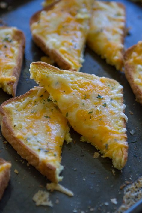 Texas Toast Texas Toast Recipe, Texas Toast Bread, Texas Toast Garlic Bread, Cheesy Garlic Bread Recipe, Cheese Toast Recipe, Garlic Cheese Bread, Texas Toast, Cheesy Bread, Cheese Toast