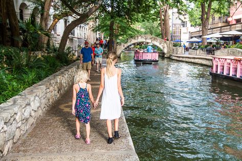 The yTravel Blog visits The San Antonio River Walk. Things To Do In Hill Country Texas, Texas Hill Country Road Trip, Texas Hill Country Resorts, Walk Outfit, Things To Do In Texas, Alamo San Antonio, San Antonio River Walk, Visit San Antonio, Camp Fimfo Texas Hill Country