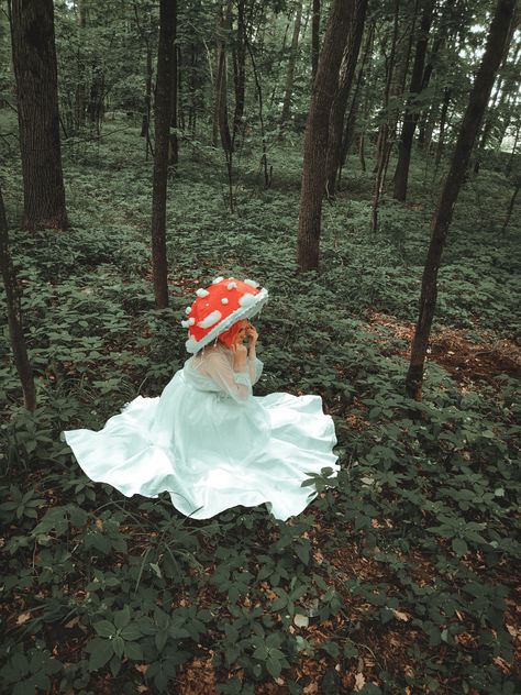 Mushroom inspired costume Mushroom Photoshoot, Mushroom Sprite, Mushrooms Fairy, Mushroom People, Mushroom Costume, Halloween Photography, Mushroom Hat, Mushroom Fairy, Cottage Core Aesthetic