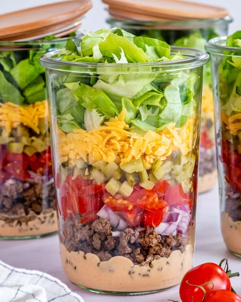 Cheeseburger Salad-in-a-Jar | Clean Food Crush Mason Jar Meal Prep, Cheeseburger Salad, Salad Jar Recipe, Mason Jar Salad Recipes, Resep Salad, Decorações Com Comidas, Mason Jar Salad, Mason Jar Meals, Salad In A Jar