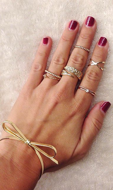 13 Real-Girl Ways to Style Your Rings Like a Pro - LOVE the X ring Ways To Wear Rings, Wear Multiple Rings, Pretty Edgy, Wear Rings, Middle Finger Ring, Multiple Rings, Bow Bracelet, Popsugar Fashion, Tiny Diamond