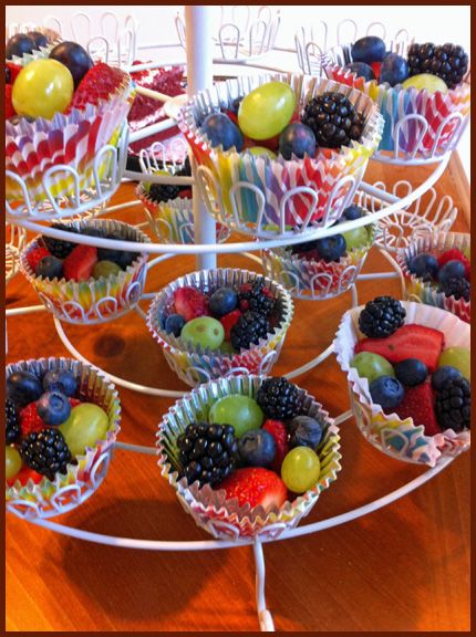 Dessert Bord, Fresh Fruit Bowl, Fruit Buffet, Fruit Platter Designs, Decorações Com Comidas, Fruit Displays, Party Food Buffet, Fruit Display, Fruit Party