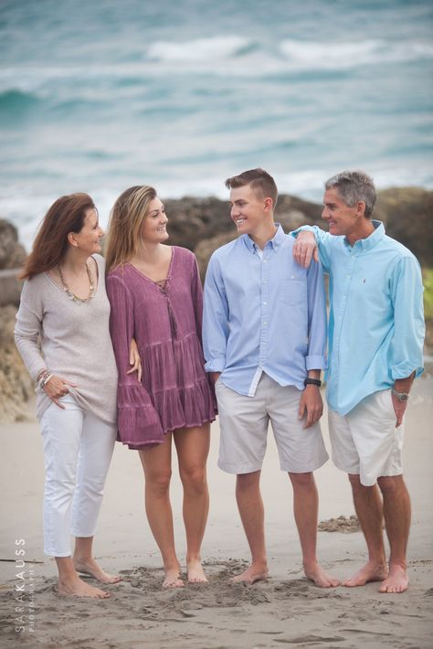 Beach Pictures Outfits, Family Beach Pictures Poses, Family Beach Pictures Outfits, Outfits Hawaii, Family Beach Portraits, Family Photoshoot Poses, Fall Beach, Fall Family Photo Outfits, Family Photoshoot Outfits