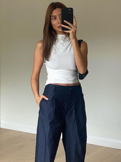 I'm Petite, Here's How I Make the Wide-Leg Trouser Trend Work for Me Wide Leg Trousers Outfit Petite, Peg Leg Pants Outfit, Peg Trousers Outfit, Petite Wide Leg Pants, Petite Trousers Outfits, Straight Leg Trousers Outfit, Petite Trousers, Wide Leg Pants For Short Women, Petite Wide Leg Pants Outfit