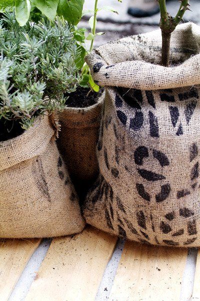 How To Make Coffee Bag Planter Pots From Burlap Sacks Coffee Bean Sacks, Burlap Coffee Bags, Coffee Bean Bags, Coffee Sacks, Hessian Bags, Sac Diy, Burlap Sacks, Burlap Bags, Outdoor Diy Projects