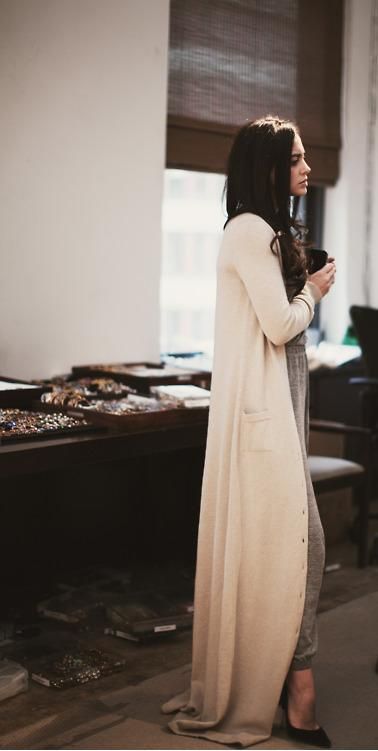 Floor Length Cardigan, The Cardigans, Skandinavian Fashion, Maxi Cardigan, Cooler Look, Maxi Robes, Looks Chic, Mode Inspiration, Long Cardigan