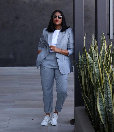 Casual Outfit Work Summer, Women In Suits And Sneakers, Smart Casual Chic Style, Suit Looks Women, Office Suits For Women Work Outfits, Casual Suit Outfits Women, Streetwear Chic Fashion, Suits With Sneakers Women, Women Suit Outfits Business