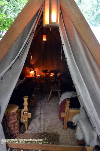 Tent interior - interested in knowing what the floor covering is... looks like a woven twine rug of some sort. Viking Market, Museum Statues, Tent Interior, Viking Tent, Viking Camp, Zelt Camping, Camping Bedarf, A Frame Tent, Camping Diy