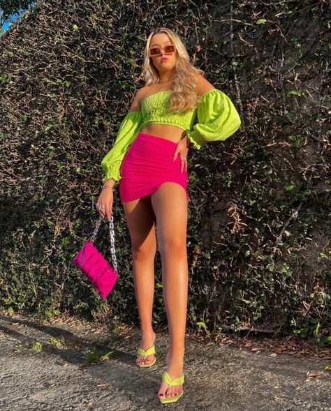 Bright Colour Outfit, Neon Outfit Ideas, Ropa Color Neon, Bright Colors Fashion, Bright Colored Outfits, Color Combos Outfit, Fiesta Outfit, Neon Outfits, Color Combinations For Clothes