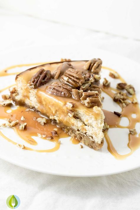 Spiced Whisky Pecan Pie Cheesecake | infinebalance.com recipe Recipes With Pecans, Butter Pecan Cheesecake, Pecan Cheesecake, Pie Cheesecake, Low Carb Cheesecake, Roasted Pecans, Keto Cake, Low Carb Sweets, Keto Dessert Easy