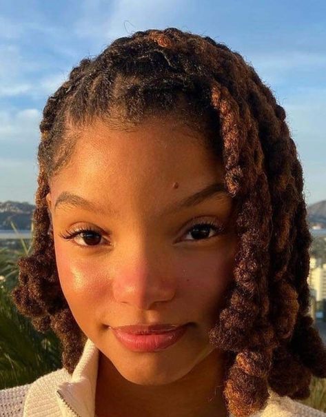 Halle Bailey Loc Bob, Halle Bailey Face, Halle Core, Pixie Aesthetic, Beautiful Soul Quotes, Chloe Halle, Chloe And Halle, Curly Fries, Chloe X Halle