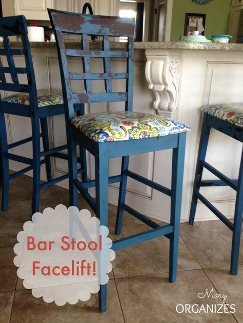 My bar stools got a facelift Diy Kitchen Chairs, Refurbished Bar Stools, Stool Redo, Bar Chairs Diy, Bar Stool Makeover, Painted Bar Stools, Diy Bar Stools, Ikea Bar, My Bar