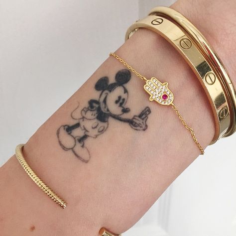 « Mickey Mouse taking a selfie tattoo + @nialayajewelry hand bracelet #TheBlondeSaladNeverStops #Nialaya » https://instagram.com/p/xVb_O-SD8v/ Mickey And Minnie Tattoos, Minnie Tattoo, Mickey Tattoo, Mouse Tattoo, Mickey Mouse Tattoo, Mouse Tattoos, Disney Tattoo, Princess Belle, Family Tattoos