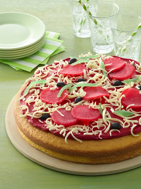 Not your average dessert "pizza," this creative cake is easier than it looks to make! Pizza Cake Design, Pizza Birthday Cake, Food Pranks, Pizza Sugar Cookie, Sweet Pizza, Betty Crocker Cake, Fruit Pizza Sugar Cookie, Cakes To Make, Fruit Pizza Recipe