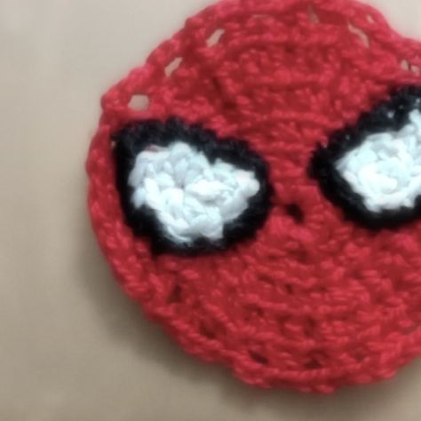 Spiderman Granny Square, Crochet Spiderman, Spiderman Crochet, Spiderman Face, Mens Keychains, Crochet Faces, Crochet Inspo, Crochet Keychain, Drawings Simple