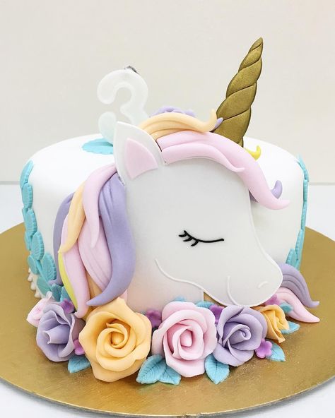 Check out this adorable unicorn cake! 7th Birthday Cakes, Unicorn Birthday Cake, Torte Cake, Unicorn Face, Cool Birthday Cakes, Girl Cake, Birthday Food, Unicorn Cake, Drip Cakes